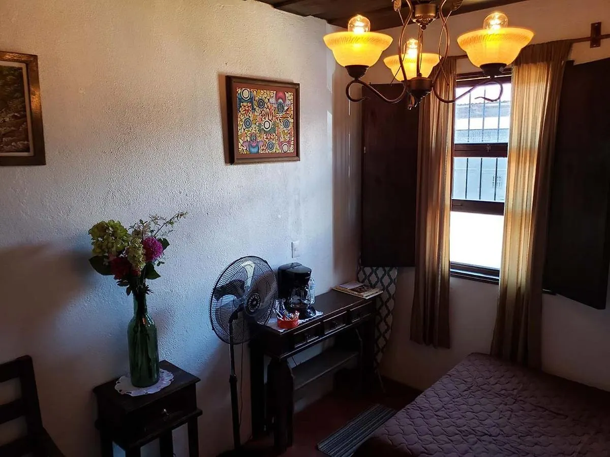 Bed and Breakfast Parrot House Antigua Guatemala