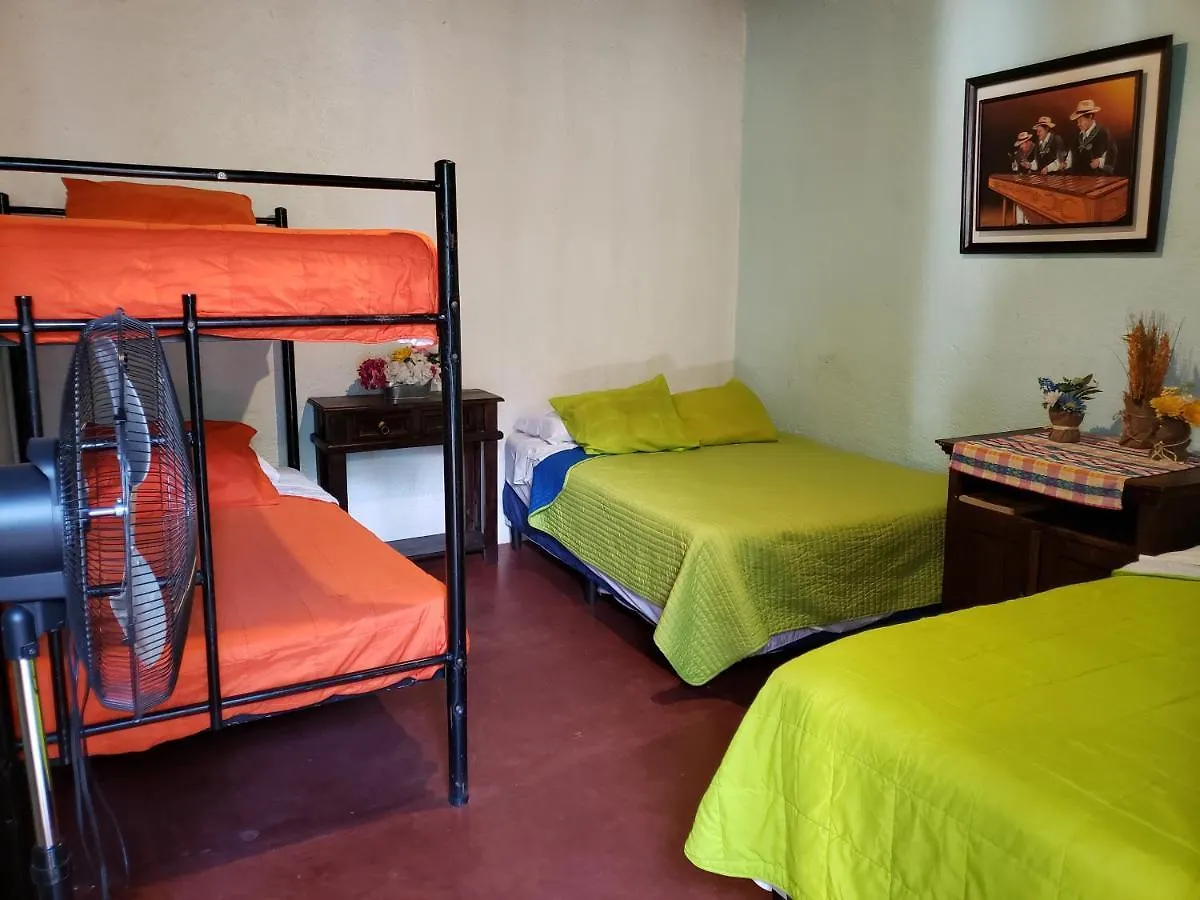 Bed and Breakfast Parrot House Antigua Guatemala